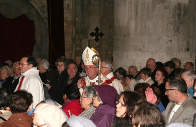 E eveque dans assemblée Messe chrismale